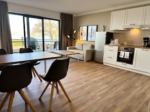 Superior-Apartment, mit Bad, Seeblick | Innenbereich