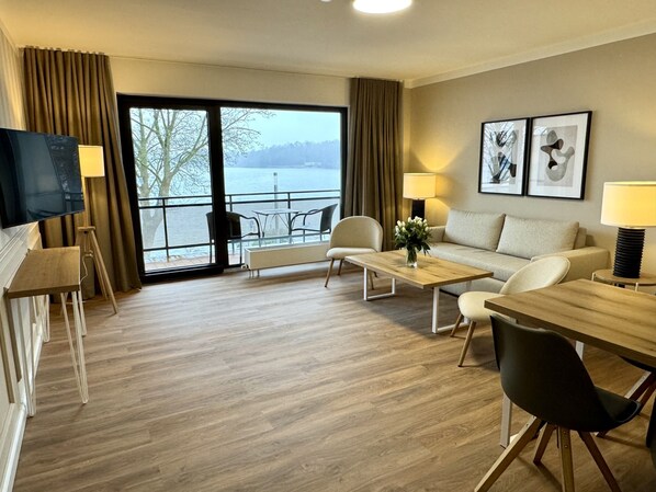 Superior Apartment, Ensuite, Lake View | Interior