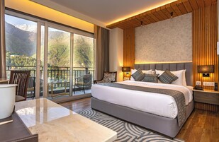 Premium bedding, minibar, in-room safe, desk