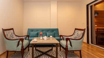 Quarto família, 1 cama King e sofá-cama | Roupas de cama premium, frigobar, cofres nos quartos, escrivaninha