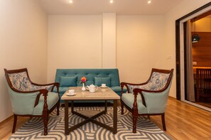 Habitación familiar, 1 cama de matrimonio grande con sofá cama | Ropa de cama de alta calidad, minibar, caja fuerte y escritorio