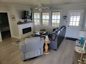 Smart TV, fireplace, video library - Waterfront with private dock, Hot tub, & swim mat. Large fenced backyard and screened in porch for relaxing. (Cedar Point)
