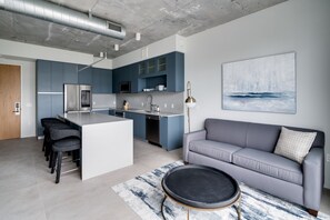 Lägenhet Signature - 1 queensize-säng med bäddsoffa (Self Check-in with Virtual Front Desk) | Vardagsrum | 32-tums smart-tv med digitalkanaler