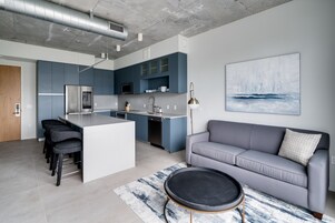 Apartamento com design assinado, 1 cama Queen e sofá-cama (Self Check-in with Virtual Front Desk) | Área de estar | Smart TV 32 polegadas com canais digitais