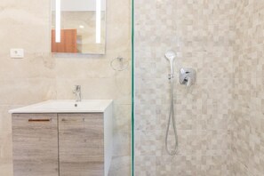 Hair dryer, towels, soap, toilet paper - New Modern Apartment in Zaostrog, 100 Meters From the Beach, Parking (Zaostrog)
