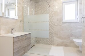 Secadora de cabello, toallas, jabón, papel de baño 