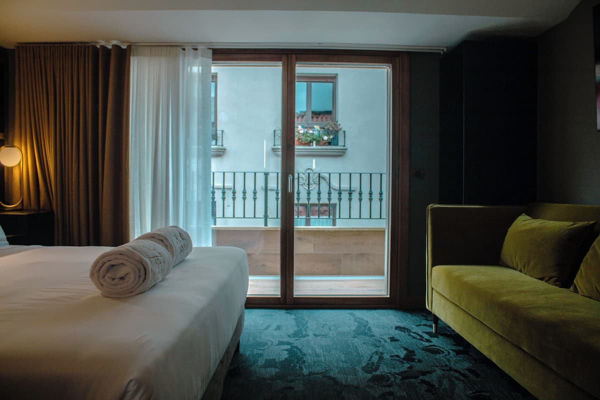 Egyptian cotton sheets, premium bedding, down comforters, in-room safe