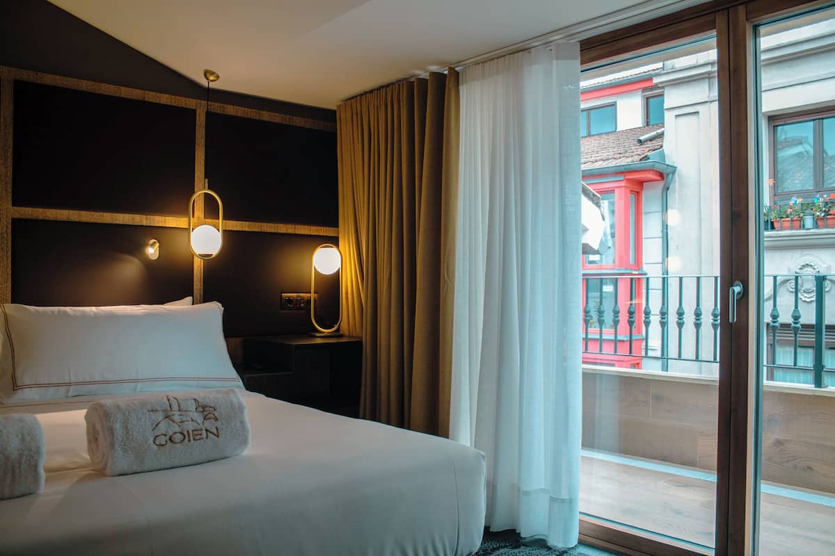 Egyptian cotton sheets, premium bedding, down duvets, in-room safe