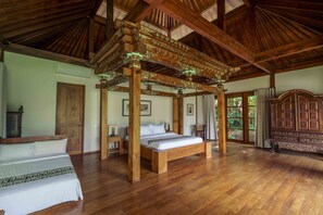 7 bedrooms, in-room safe, desk, iron/ironing board - Luxury spacious 7 bedrooms villa in Kerobokan near Canggu  (Badung)