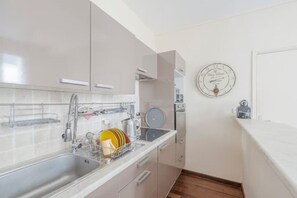 Kühlschrank, Mikrowelle, Ofen, Herdplatte
