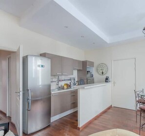 Kylskåp, mikrovågsugn, ugn och spishäll