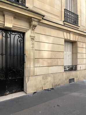 Exterior detail - L'appartement Blomet  (Paris)