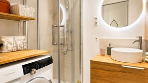 Towels, soap - L'appartement Blomet  (Paris)