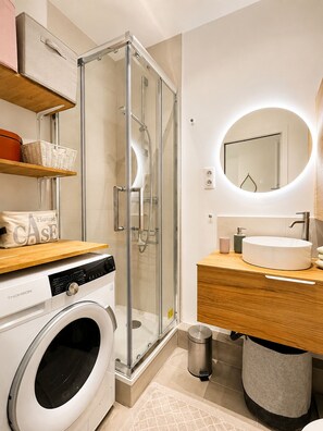 Towels, soap - L'appartement Blomet  (Paris)