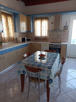 Penthouse | Private kitchen | Fridge, microwave, rice cooker, cookware/dishes/utensils