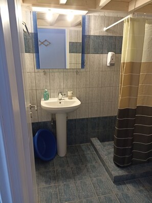Double or Twin Room | Bathroom - APERANTO GALAZIO (Kithira)