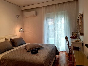 2 soverom, skrivebord, strykejern/-brett og wi-fi (inkludert)