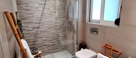 Dusche, umweltfreundliche Kosmetikartikel, Haartrockner, Handtücher