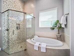 Shower, hair dryer, towels, soap - Luxurious Beach House with heated pool (Palm Coast)
