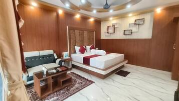 Premium Cottage, Pool View | Living area | 32-inch Smart TV with cable channels