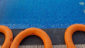 Kolam renang outdoor, dengan payung kolam renang