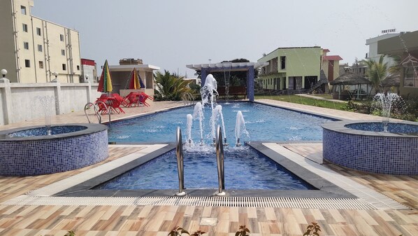 Kolam renang outdoor, dengan payung kolam renang