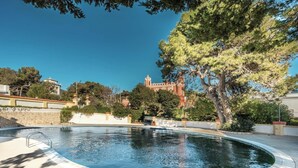 A swimming pool with a clear view of a building in the background. - Hotiday Leuca Lungomare (Castrignano del Capo)