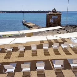 Spiaggia privata, lettini da mare, ombrelloni