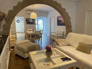 Maison familiale | Aire de séjour | Téléviseur à écran plat de 32 po avec télévision par satellite