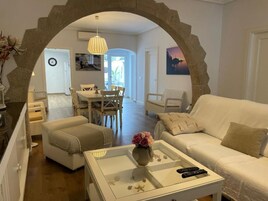 家庭独立别墅 | 起居区 | 32-英寸纯平电视（配备卫星频道）