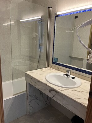 Basic Apartment, Balcony, Ground Floor | Bathroom | Rainfall showerhead, free toiletries, hair dryer, bidet - Apartamentos Torre Playa (Pollenca)