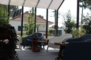Terrace/patio - Lieu á 29km de Aéroport de Lisbonne et á 2,1 Km des Plages Ambiance Familiale (Aroeira Charneca da Caparica)