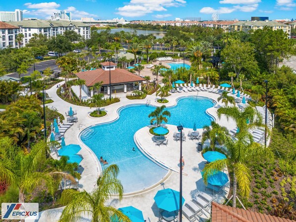 Ein Resort mit einem großen zentralen Pool, mehreren kleineren Pools und einer umliegenden Liegebereich mit Sonnenschirmen.