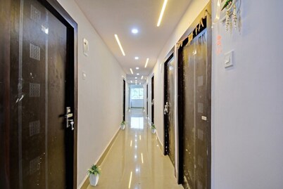 Goroomgo Vhyom Sky Palace Near Sakherbazar Metro Station Kolkata