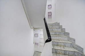 Staircase - Goroomgo Vhyom Sky Palace Near Sakherbazar Metro Station Kolkata (Kolkata)