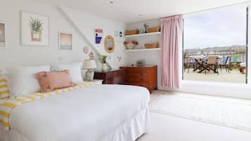 Desk, iron/ironing board, WiFi, bed sheets