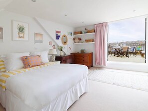 2 bedrooms, iron/ironing board, travel cot, WiFi - Sunny Roof Terrace Barons Court Sleeps 4-6 (London)