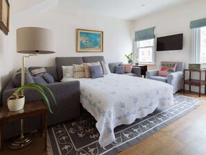 2 bedrooms, iron/ironing board, travel cot, WiFi