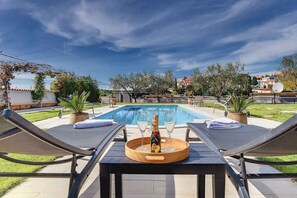 Pool - Holiday home with pool and barbecue, by the sea (Pula)
