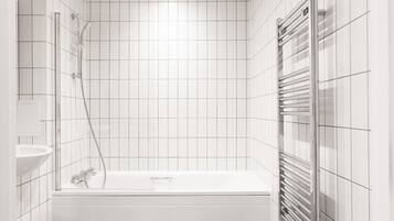 Apartment | Bathroom | Combined shower/bathtub, deep-soaking bathtub, towels