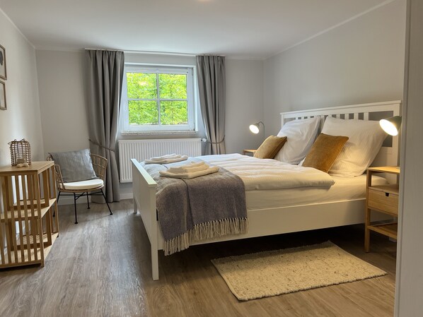 2 chambres, coffre-fort, fer et planche à repasser