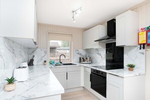 Fridge, microwave, oven, stovetop - Lodge-3BR - Hot Tub - Hunters Quay (Hunters Quay Holiday Park)