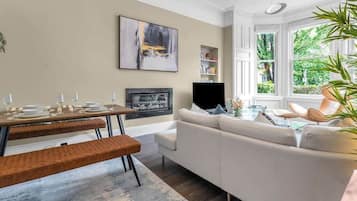 Tv, eldstad och kontor