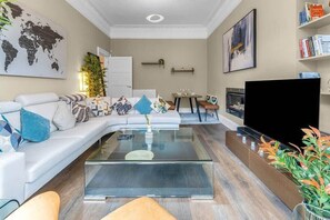 TV, fireplace, offices - Stylish Elegance in City's Heart (Edinburgh Area)