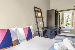 2 bedrooms, iron/ironing board, WiFi, bed sheets - Stylish Elegance in City's Heart (Edinburgh Area)