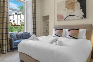 2 bedrooms, iron/ironing board, WiFi, bed sheets - Stylish Elegance in City's Heart (Edinburgh Area)