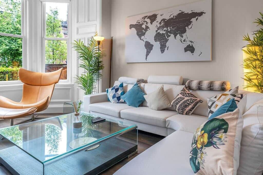 Télévision, cheminée, espaces bureaux