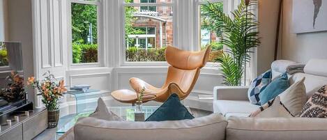 Télévision, cheminée, espaces bureaux