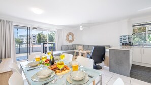 Dining - Sunset Towers, 1-25 Donald St- in the heart of town with Wi-Fi and Air Con (Nelson Bay)