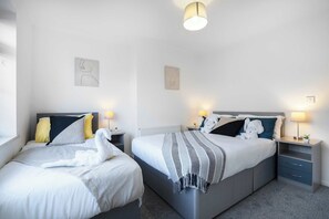 2 bedrooms, iron/ironing board, WiFi, bed sheets - Modern - 2 Bed - Free Parking- by Holiday Homes (Durham Area)